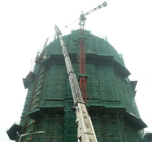 莲湖吊车在工地上作业